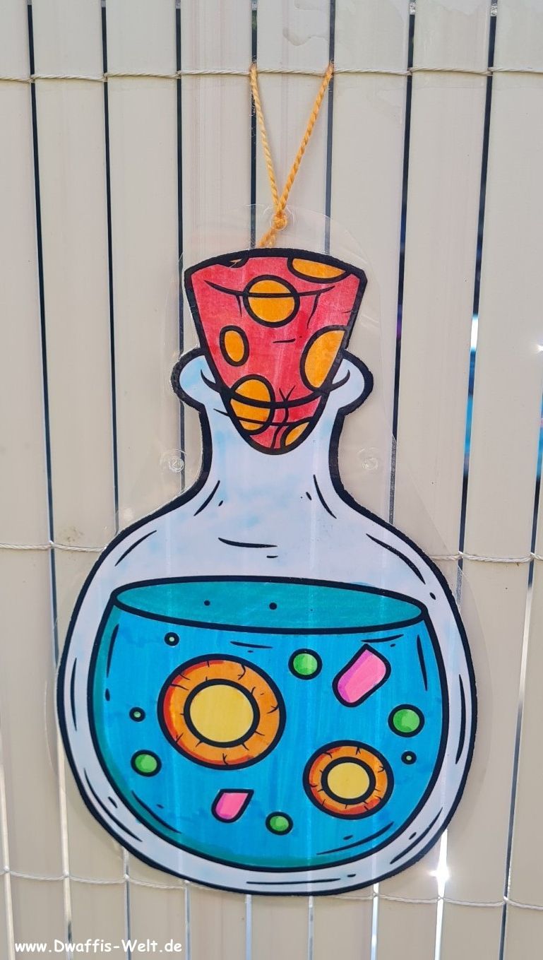 Die Halloween Girlande zum selber basteln und malen. Das Bastel-E-Book enthält eine Malvorlage mit über 70 Motiven und Buchstaben. Das Halloween Alphabet ist in einer weiteren Variante bunt ausgemalt. Runterladen, ausmalen, ausschneiden, basteln, fertig ist die tolle Halloweendekoration. Für Kinder geeignete Hallowen Deko. kreativer Mal und Bastelspaß