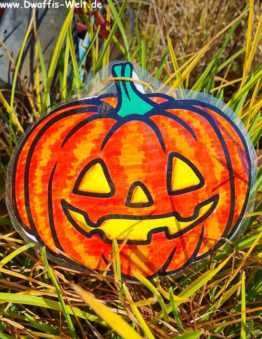 Diese Girlande setzt sich aus tollen Buchstaben-Wimpeln zusammen. Ausmalbilder die zur Dekoration werden. Außerdem gibt es viele Halloween Motive zum ergänzen der Girlande und dekorieren. Eine Einladungskarte bastel? Kein Problem. Nutzt die Vorfreude auf Halloween zum kreativ werden!