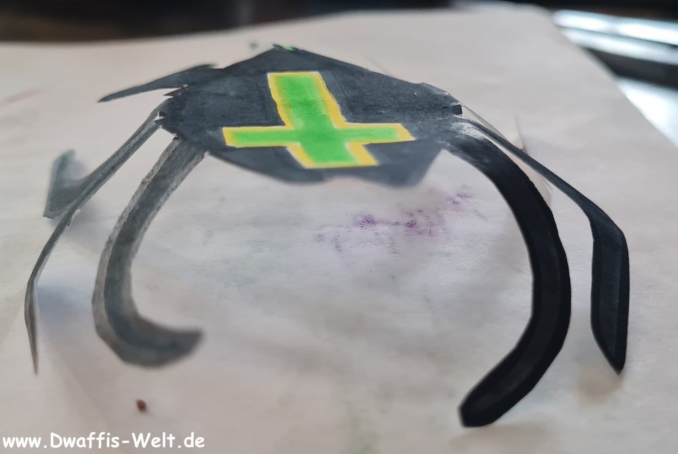 Die Halloween Girlande zum selber basteln und malen. Das Bastel-E-Book enthält eine Malvorlage mit über 70 Motiven und Buchstaben. Das Halloween Alphabet ist in einer weiteren Variante bunt ausgemalt. Runterladen, ausmalen, ausschneiden, basteln, fertig ist die tolle Halloweendekoration. Für Kinder geeignete Hallowen Deko. kreativer Mal und Bastelspaß