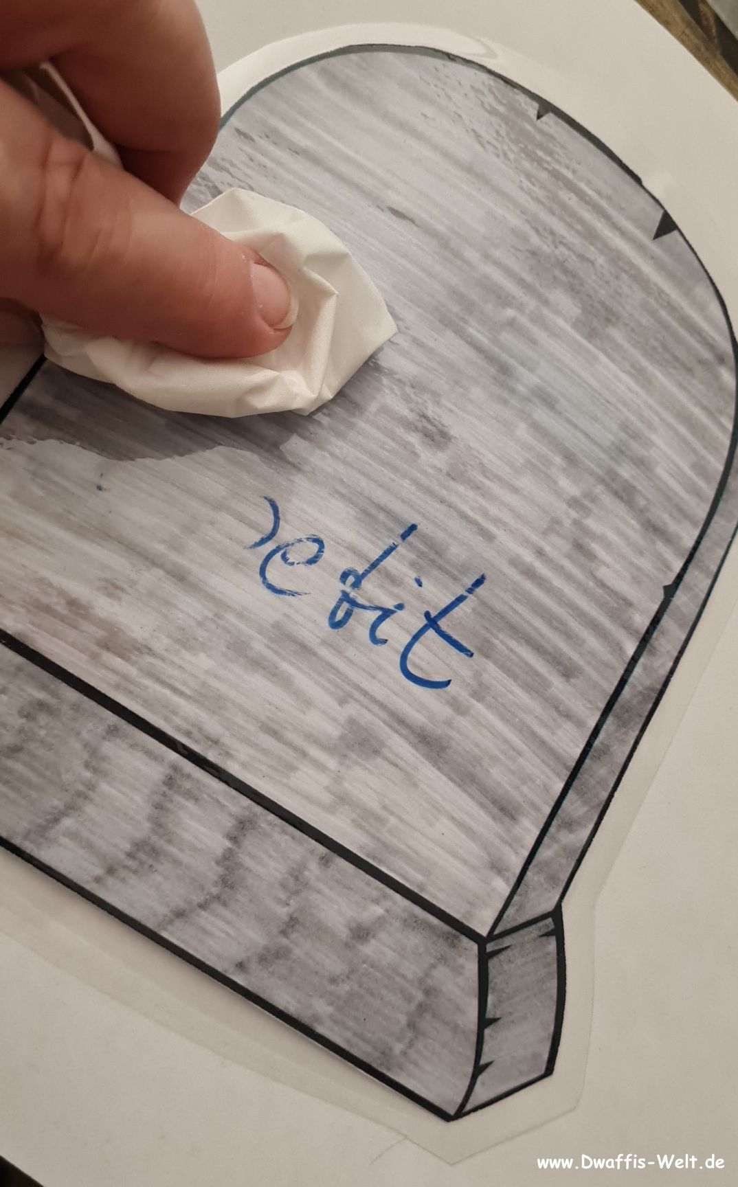 Die Halloween Girlande zum selber basteln und malen. Das Bastel-E-Book enthält eine Malvorlage mit über 70 Motiven und Buchstaben. Das Halloween Alphabet ist in einer weiteren Variante bunt ausgemalt. Runterladen, ausmalen, ausschneiden, basteln, fertig ist die tolle Halloweendekoration. Für Kinder geeignete Hallowen Deko. kreativer Mal und Bastelspaß