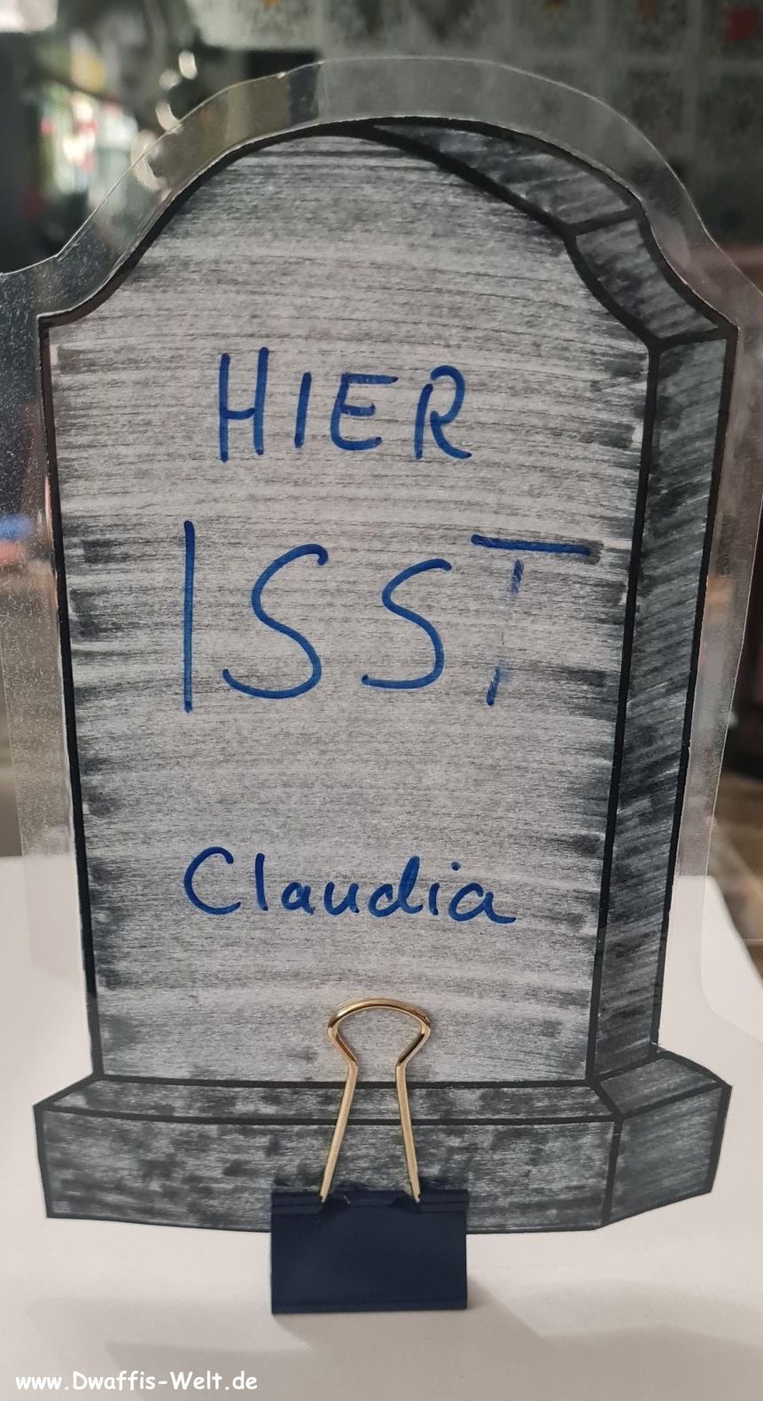 Die Halloween Girlande zum selber basteln und malen. Das Bastel-E-Book enthält eine Malvorlage mit über 70 Motiven und Buchstaben. Das Halloween Alphabet ist in einer weiteren Variante bunt ausgemalt. Runterladen, ausmalen, ausschneiden, basteln, fertig ist die tolle Halloweendekoration. Für Kinder geeignete Hallowen Deko. kreativer Mal und Bastelspaß