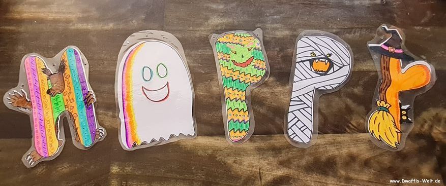 Die Halloween Girlande zum selber basteln und malen. Das Bastel-E-Book enthält eine Malvorlage mit über 70 Motiven und Buchstaben. Das Halloween Alphabet ist in einer weiteren Variante bunt ausgemalt. Runterladen, ausmalen, ausschneiden, basteln, fertig ist die tolle Halloweendekoration. Für Kinder geeignete Hallowen Deko. kreativer Mal und Bastelspaß