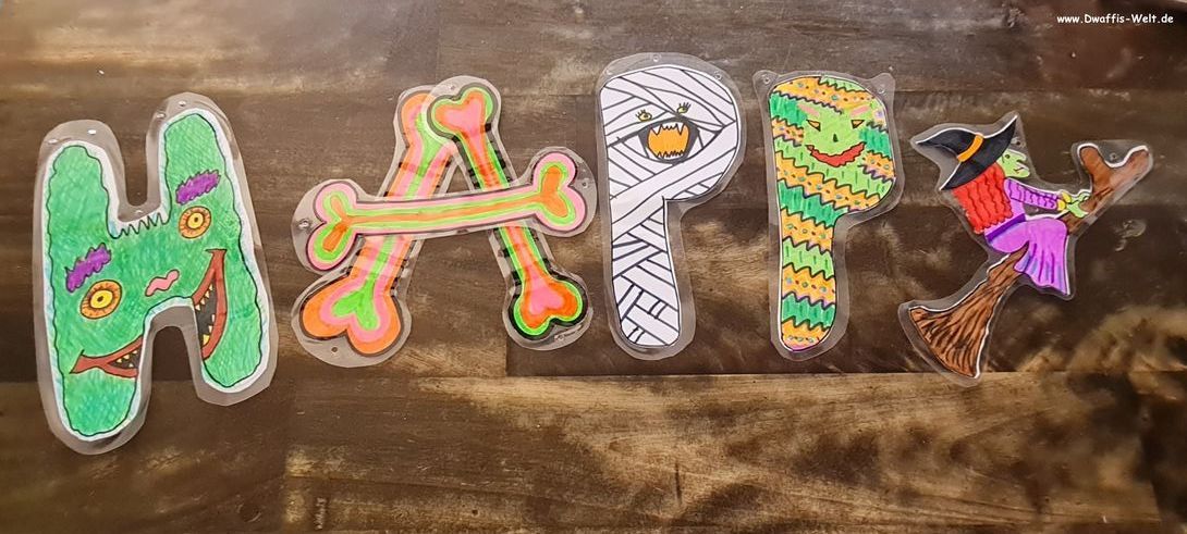 Die Halloween Girlande zum selber basteln und malen. Das Bastel-E-Book enthält eine Malvorlage mit über 70 Motiven und Buchstaben. Das Halloween Alphabet ist in einer weiteren Variante bunt ausgemalt. Runterladen, ausmalen, ausschneiden, basteln, fertig ist die tolle Halloweendekoration. Für Kinder geeignete Hallowen Deko. kreativer Mal und Bastelspaß