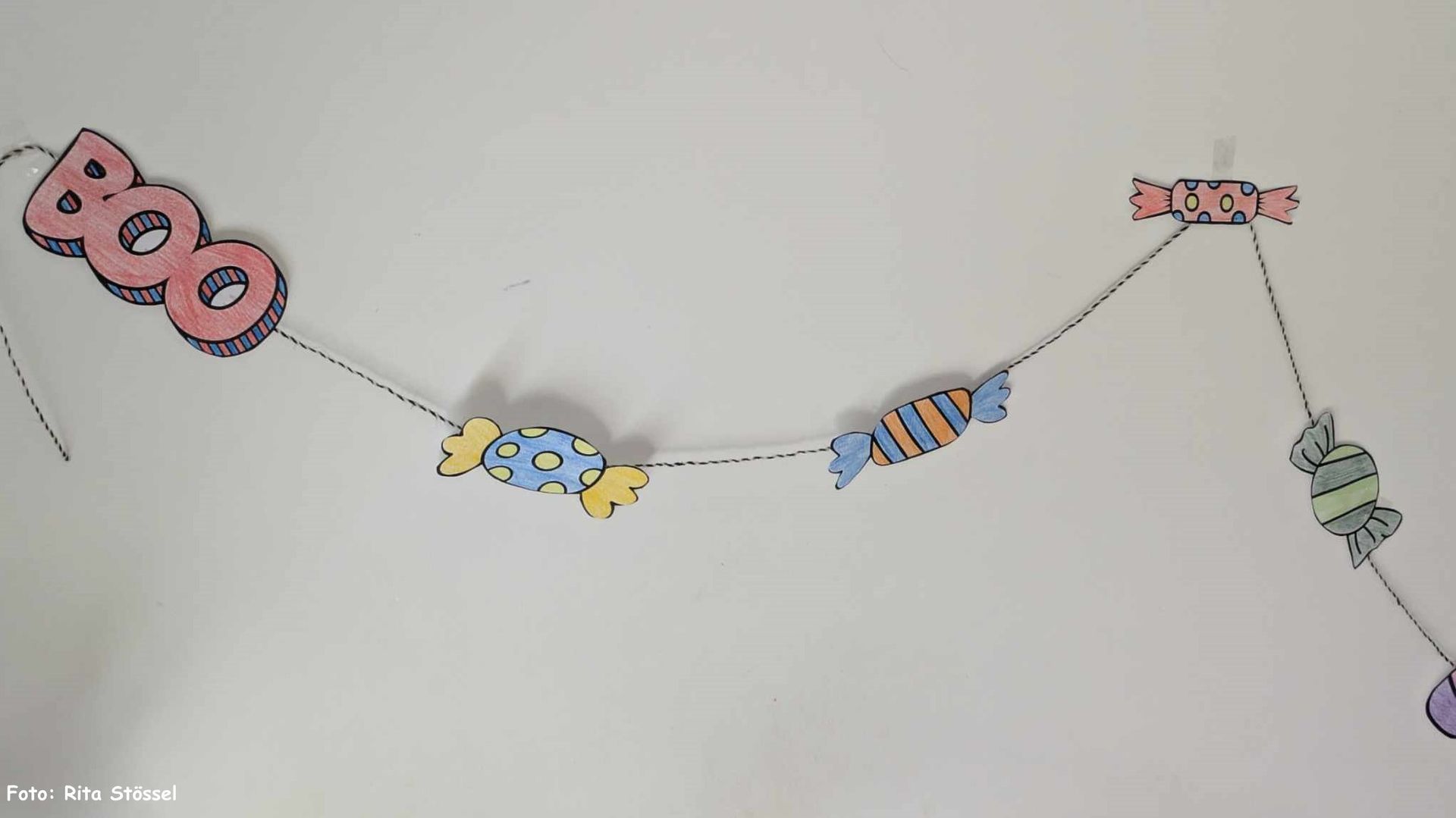 Die Halloween Girlande zum selber basteln und malen. Das Bastel-E-Book enthält eine Malvorlage mit über 70 Motiven und Buchstaben. Das Halloween Alphabet ist in einer weiteren Variante bunt ausgemalt. Runterladen, ausmalen, ausschneiden, basteln, fertig ist die tolle Halloweendekoration. Für Kinder geeignete Hallowen Deko. kreativer Mal und Bastelspaß