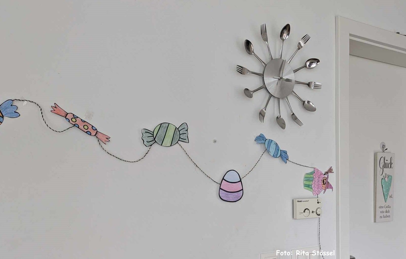 Die Halloween Girlande zum selber basteln und malen. Das Bastel-E-Book enthält eine Malvorlage mit über 70 Motiven und Buchstaben. Das Halloween Alphabet ist in einer weiteren Variante bunt ausgemalt. Runterladen, ausmalen, ausschneiden, basteln, fertig ist die tolle Halloweendekoration. Für Kinder geeignete Hallowen Deko. kreativer Mal und Bastelspaß