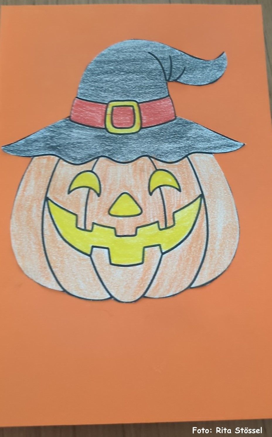 Die Halloween Girlande zum selber basteln und malen. Das Bastel-E-Book enthält eine Malvorlage mit über 70 Motiven und Buchstaben. Das Halloween Alphabet ist in einer weiteren Variante bunt ausgemalt. Runterladen, ausmalen, ausschneiden, basteln, fertig ist die tolle Halloweendekoration. Für Kinder geeignete Hallowen Deko. kreativer Mal und Bastelspaß