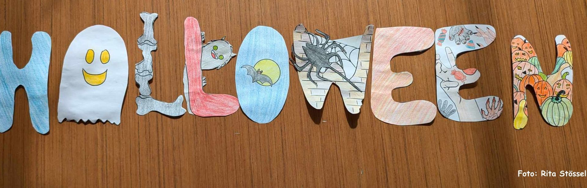 Die Halloween Girlande zum selber basteln und malen. Das Bastel-E-Book enthält eine Malvorlage mit über 70 Motiven und Buchstaben. Das Halloween Alphabet ist in einer weiteren Variante bunt ausgemalt. Runterladen, ausmalen, ausschneiden, basteln, fertig ist die tolle Halloweendekoration. Für Kinder geeignete Hallowen Deko. kreativer Mal und Bastelspaß