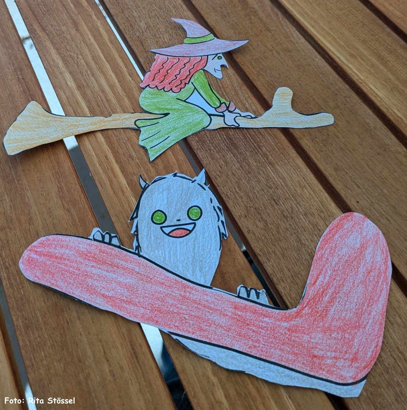 Die Halloween Girlande zum selber basteln und malen. Das Bastel-E-Book enthält eine Malvorlage mit über 70 Motiven und Buchstaben. Das Halloween Alphabet ist in einer weiteren Variante bunt ausgemalt. Runterladen, ausmalen, ausschneiden, basteln, fertig ist die tolle Halloweendekoration. Für Kinder geeignete Hallowen Deko. kreativer Mal und Bastelspaß