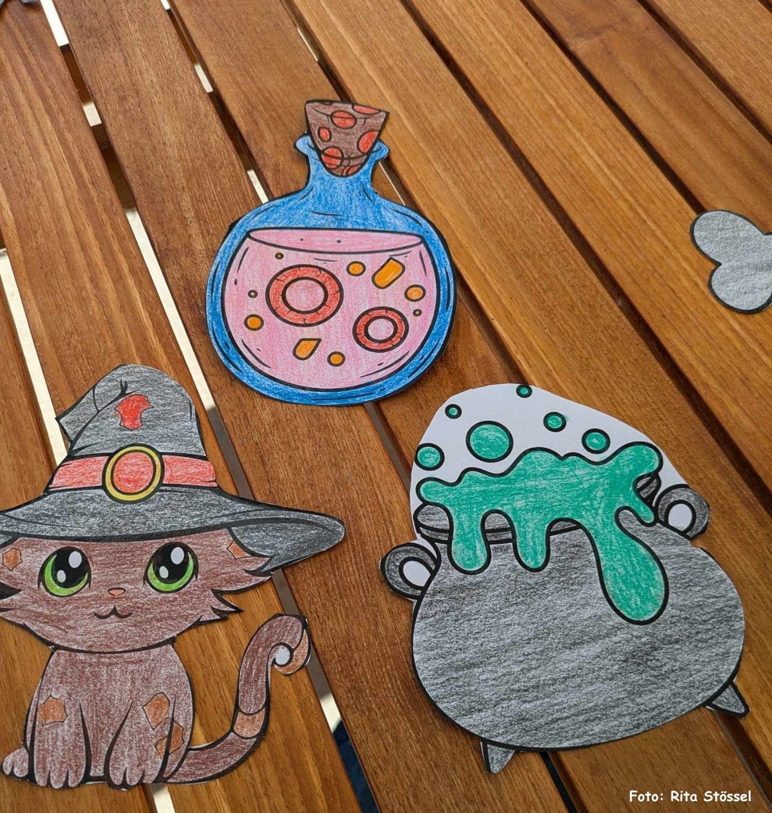 Die Halloween Girlande zum selber basteln und malen. Das Bastel-E-Book enthält eine Malvorlage mit über 70 Motiven und Buchstaben. Das Halloween Alphabet ist in einer weiteren Variante bunt ausgemalt. Runterladen, ausmalen, ausschneiden, basteln, fertig ist die tolle Halloweendekoration. Für Kinder geeignete Hallowen Deko. kreativer Mal und Bastelspaß