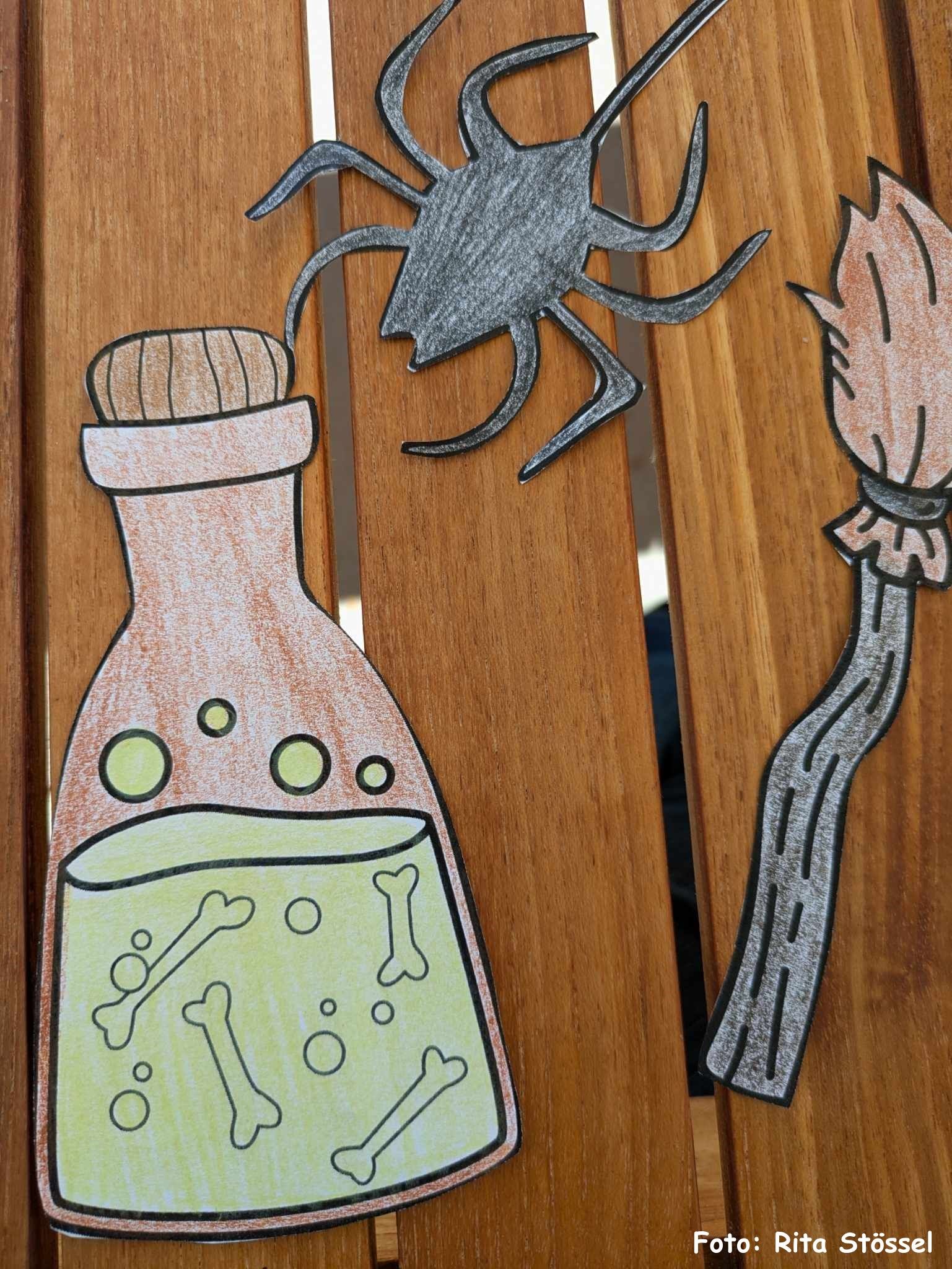 Die Halloween Girlande zum selber basteln und malen. Das Bastel-E-Book enthält eine Malvorlage mit über 70 Motiven und Buchstaben. Das Halloween Alphabet ist in einer weiteren Variante bunt ausgemalt. Runterladen, ausmalen, ausschneiden, basteln, fertig ist die tolle Halloweendekoration. Für Kinder geeignete Hallowen Deko. kreativer Mal und Bastelspaß