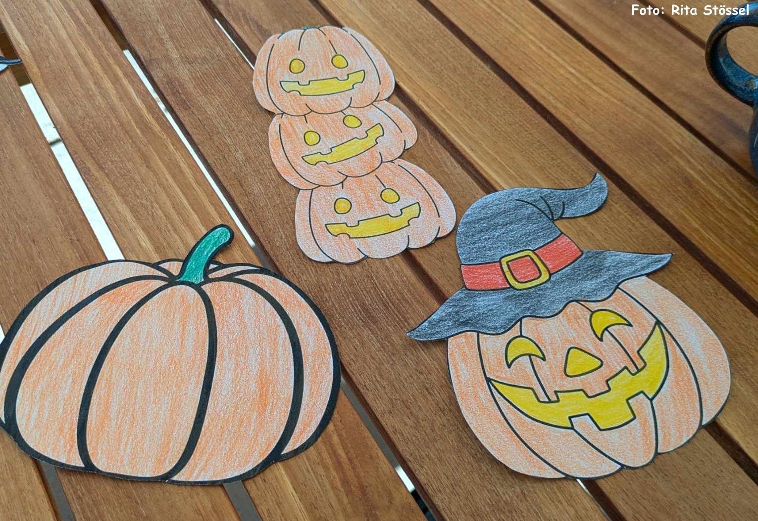 Die Halloween Girlande zum selber basteln und malen. Das Bastel-E-Book enthält eine Malvorlage mit über 70 Motiven und Buchstaben. Das Halloween Alphabet ist in einer weiteren Variante bunt ausgemalt. Runterladen, ausmalen, ausschneiden, basteln, fertig ist die tolle Halloweendekoration. Für Kinder geeignete Hallowen Deko. kreativer Mal und Bastelspaß