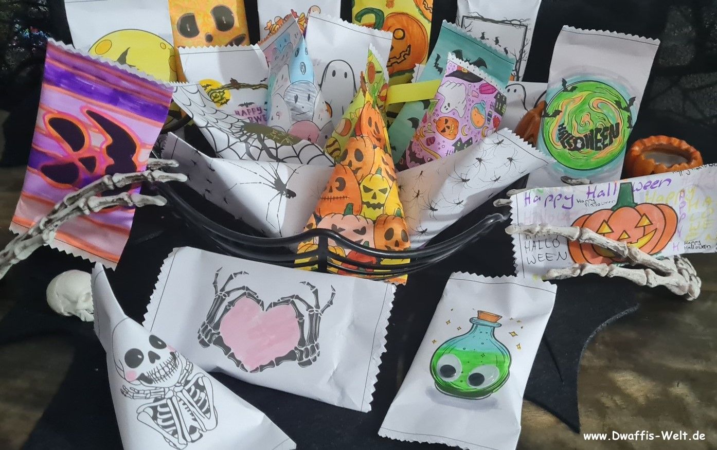 Halloween Mitgebsel zum selberbasteln. Diese tollen Überraschunstüten sind der Star auf jeder Halloween Party. Gefüllt mit tollen Naschis das beste Süßes oder Saures oder Trick or Treat was Du kennst