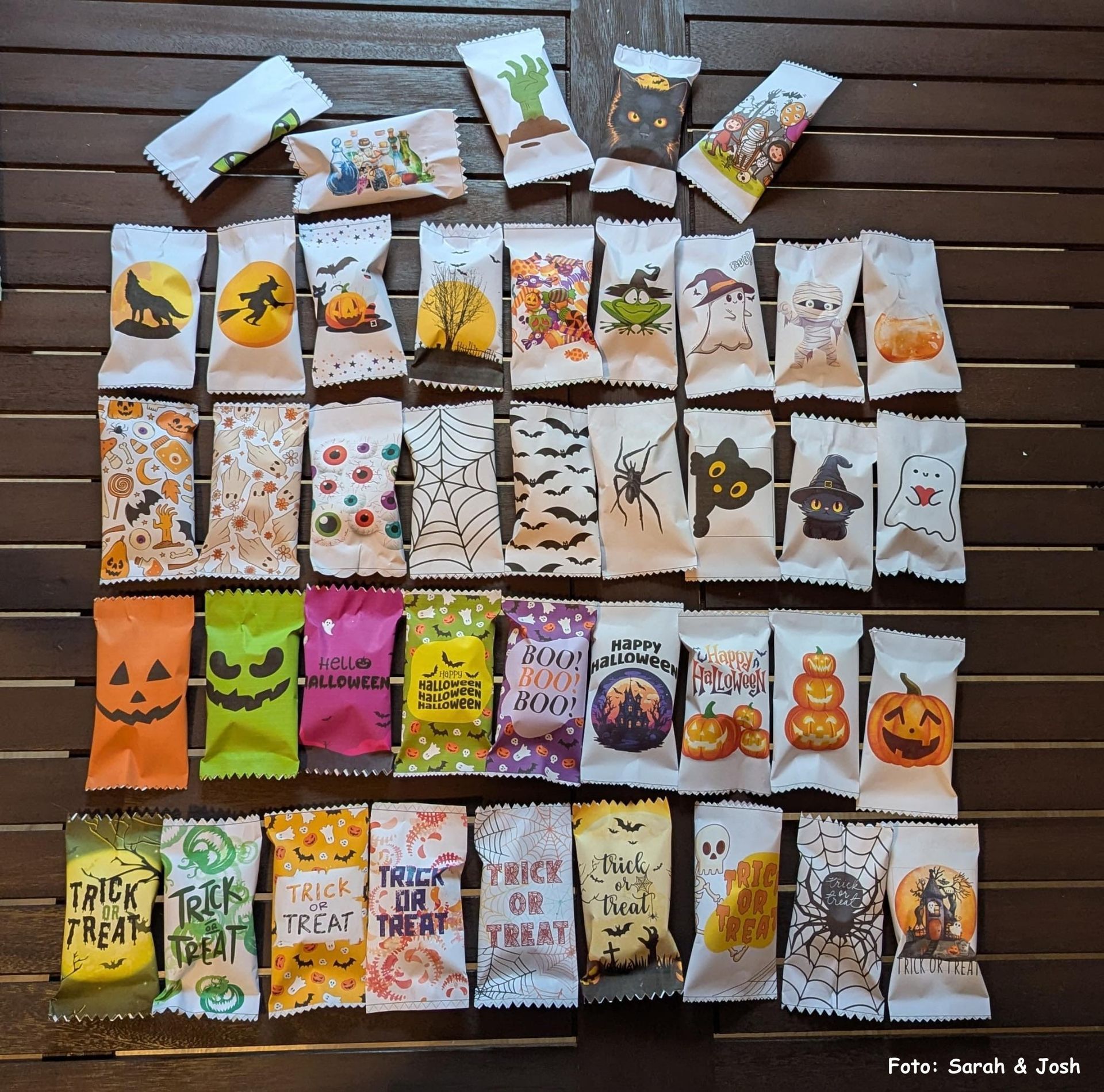 Mit Neonfarben oder UV Stiften kannst Du sie sehr effektvoll verzieren!
Auf Transparentpapier ausgedruckt wird es sehr edel und mit Wackelaugen wird es lustig.
Diese Vorlage lässt sich auch gut auf hellem, farbigem Kopierpaier ausdrucken. Dann hast Du es auch Ruckzuck bunt.
Achtung, die Beispielbilder zeigen Dir bereits gebastelte Modelle und sind Designbeispiele.
Wie werden Deine aussehen?