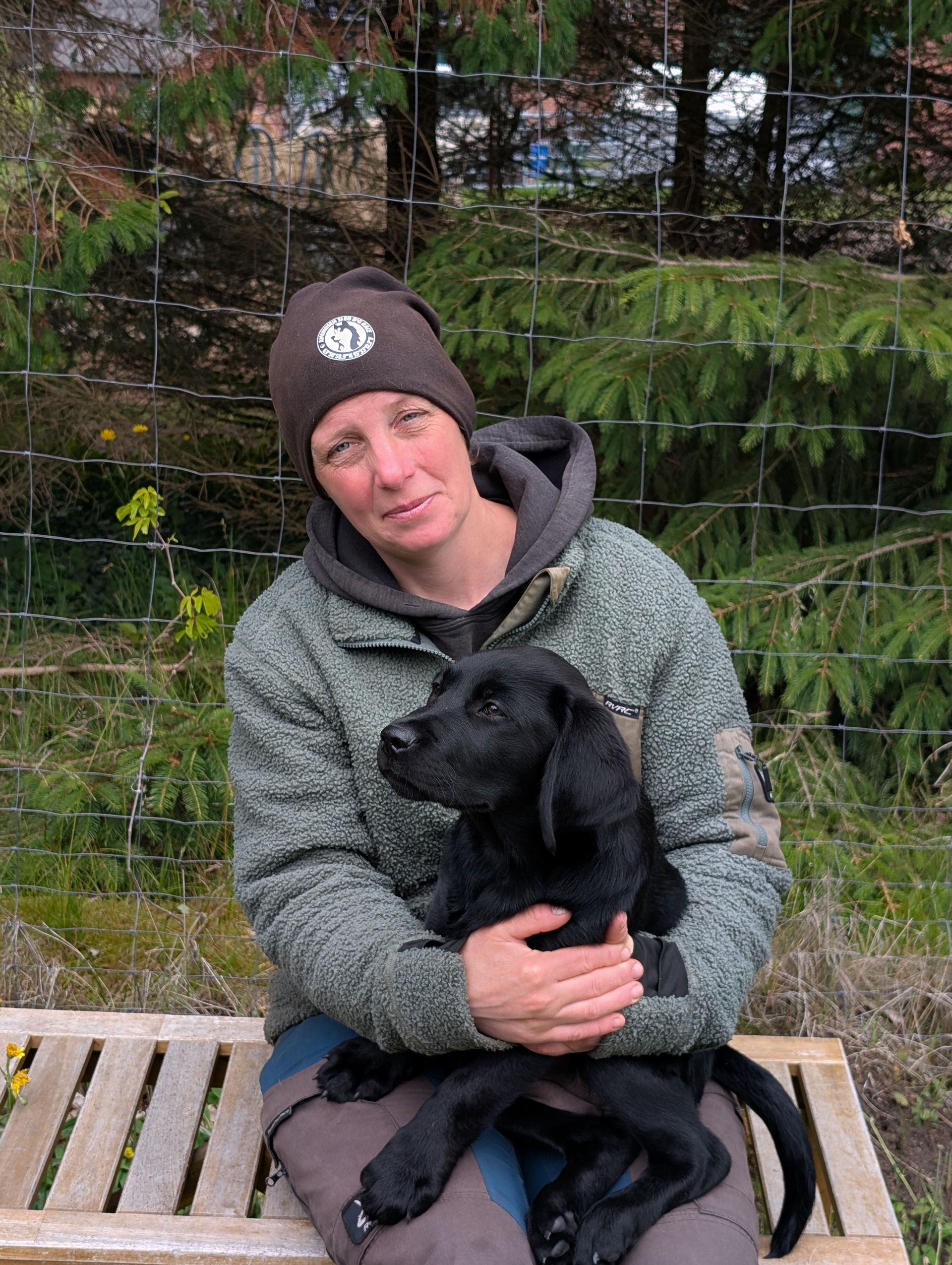 Lisa Pannenberg mit einem Labradorwelpen