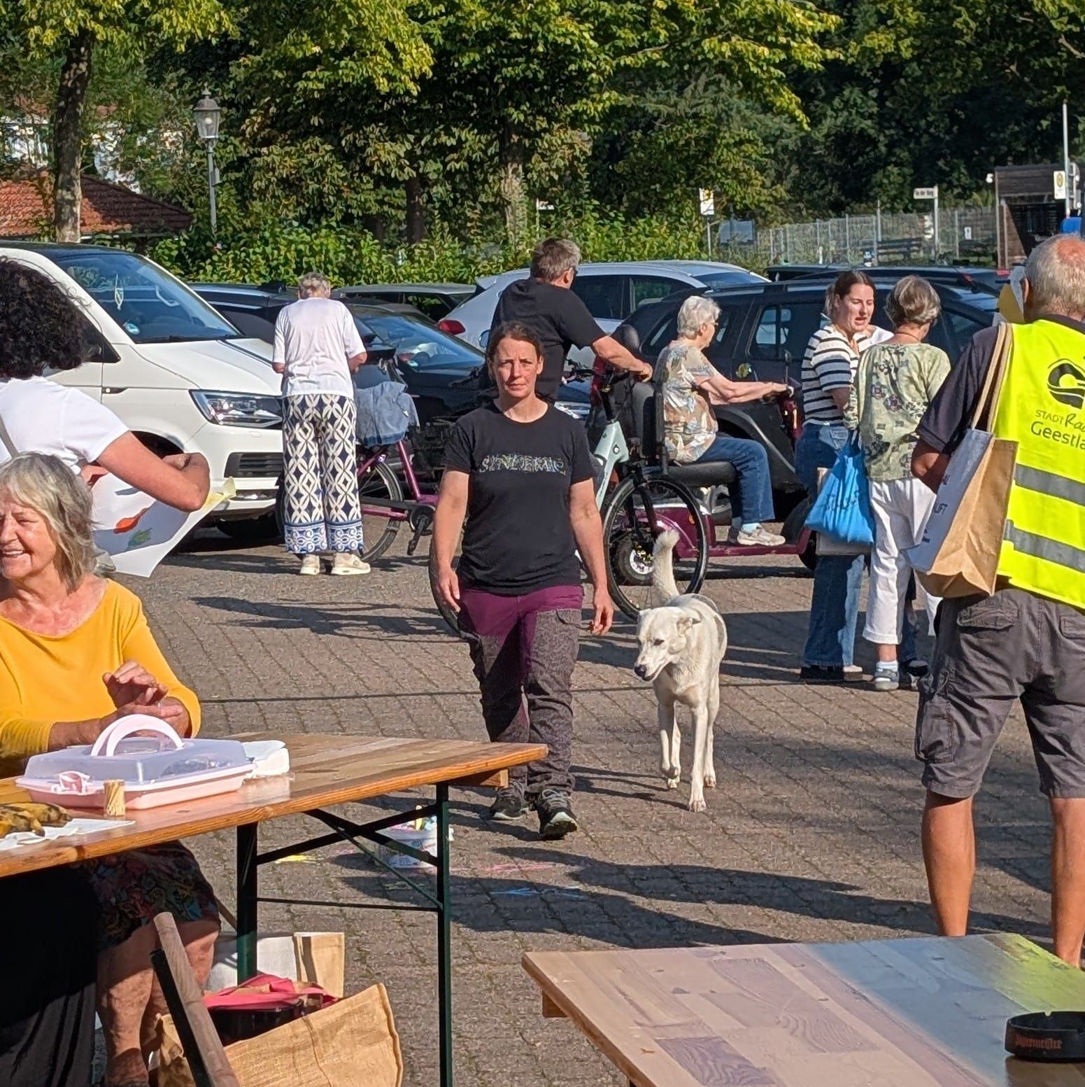 Lisa Pannenberg mit Hündin auf dem Markt in Bad Bederkesa – Führen ohne Leine