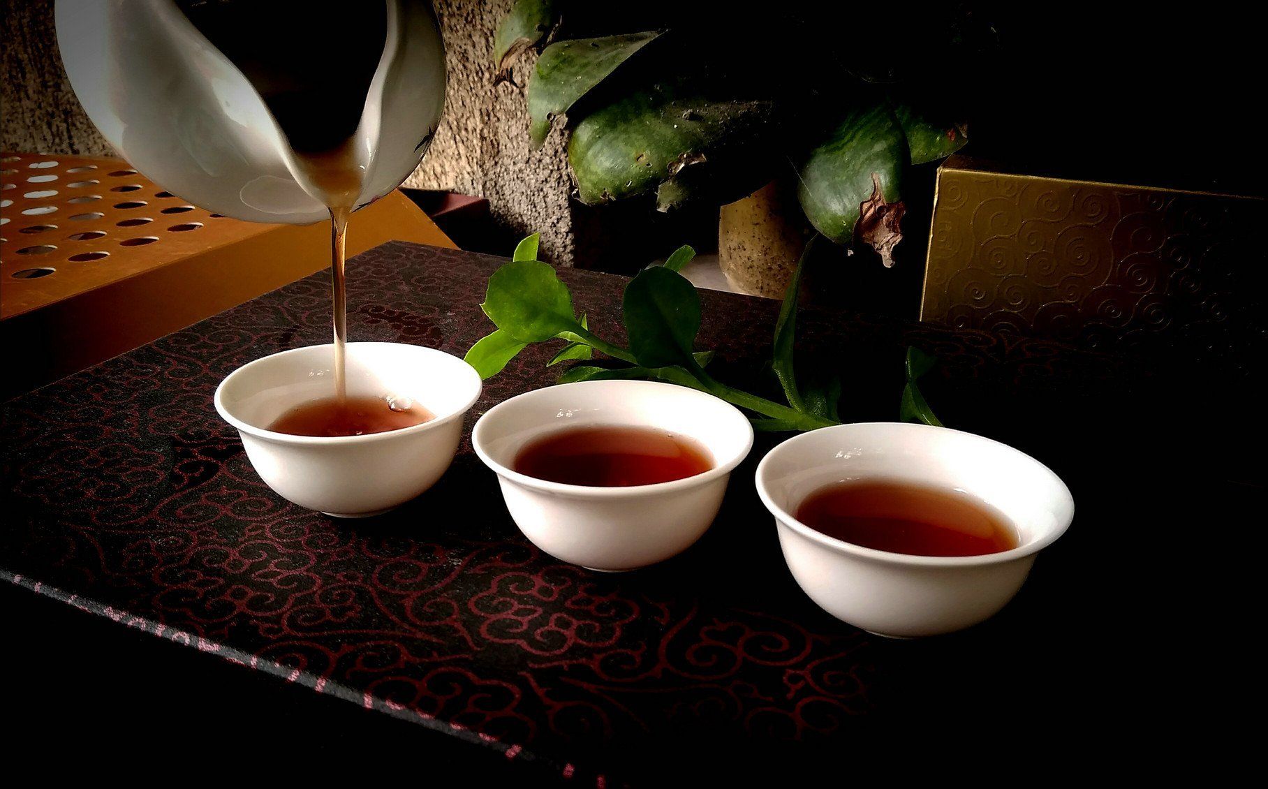 Der schwarze Tee und der rote Tee Der schwarze Tee und der rote Tee