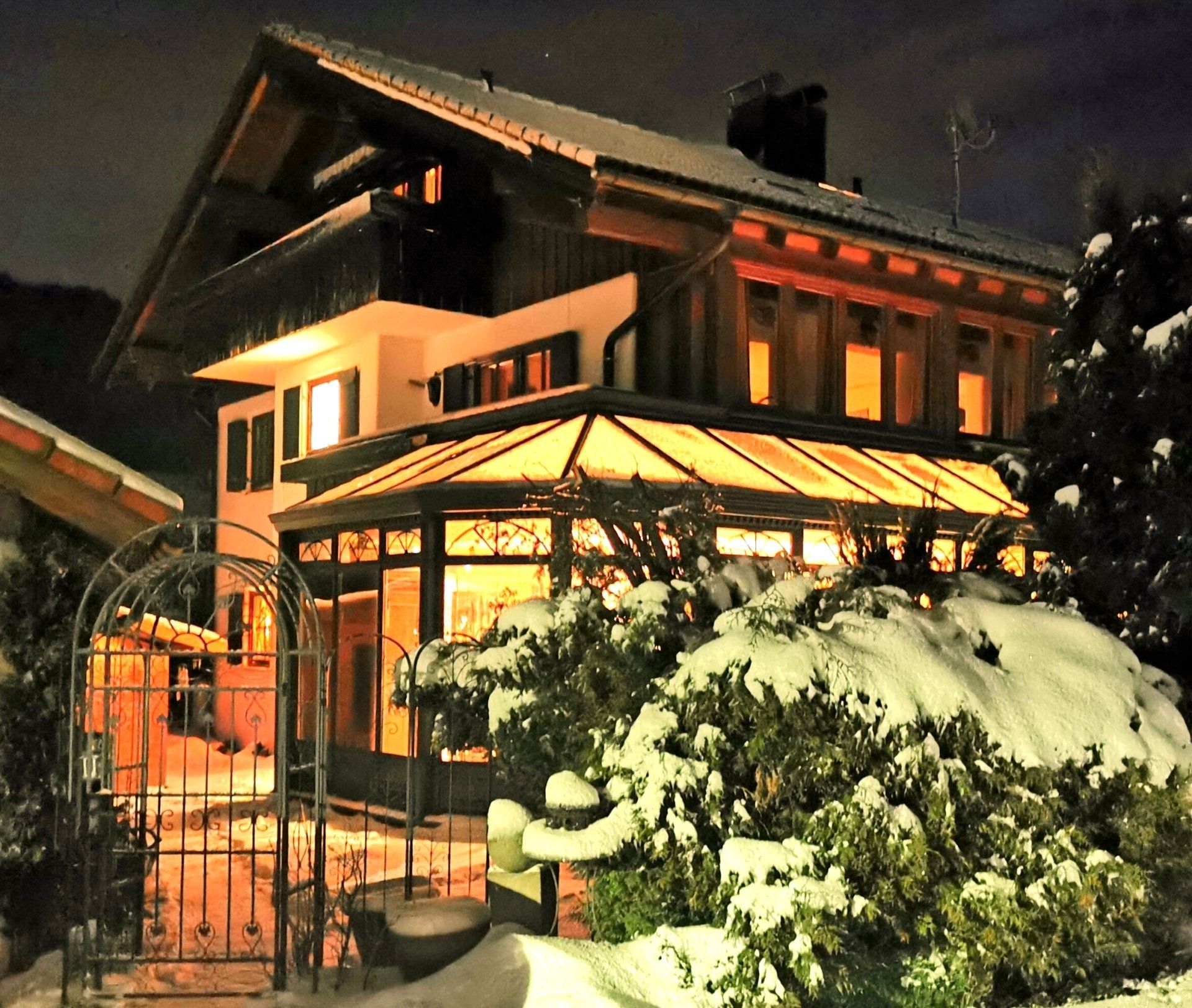 Haus bei Nacht im Winter