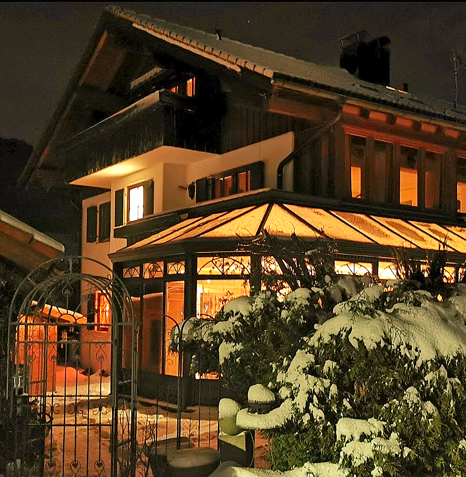 Haus bei Nacht im Schnee