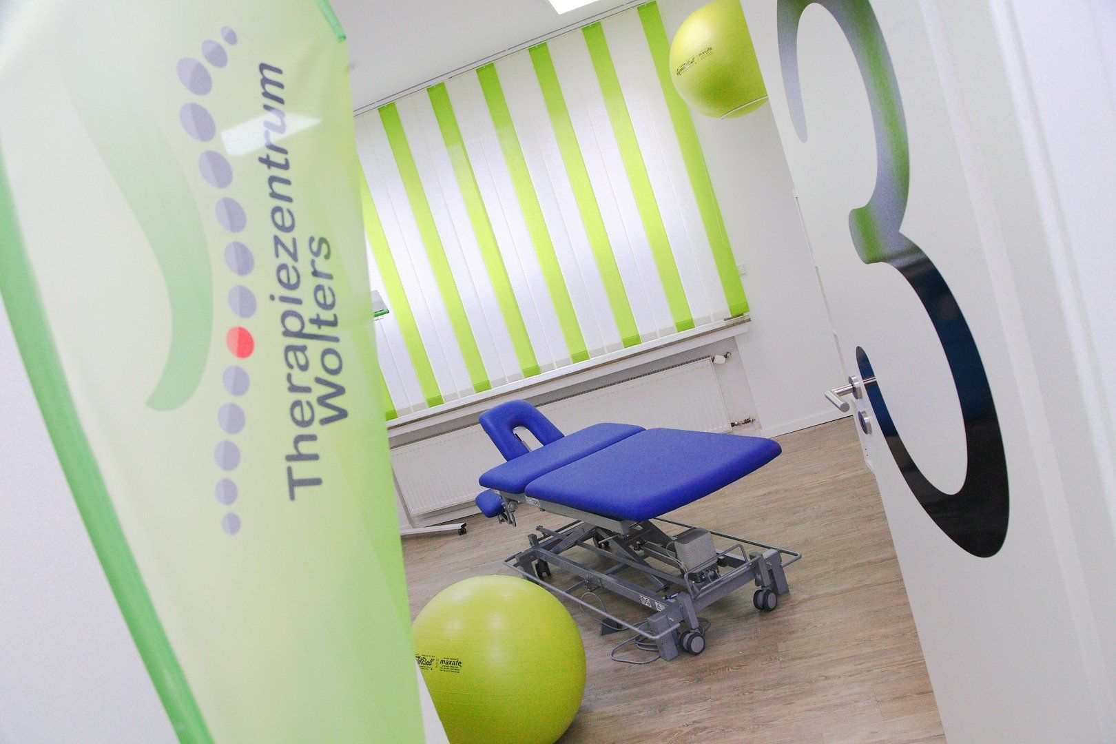 Therapieraum mit Gymnastikball und Liege