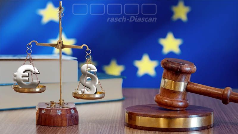 Justizwaage mit Euro und Paragrafen-Symbol vor EU-Flagge