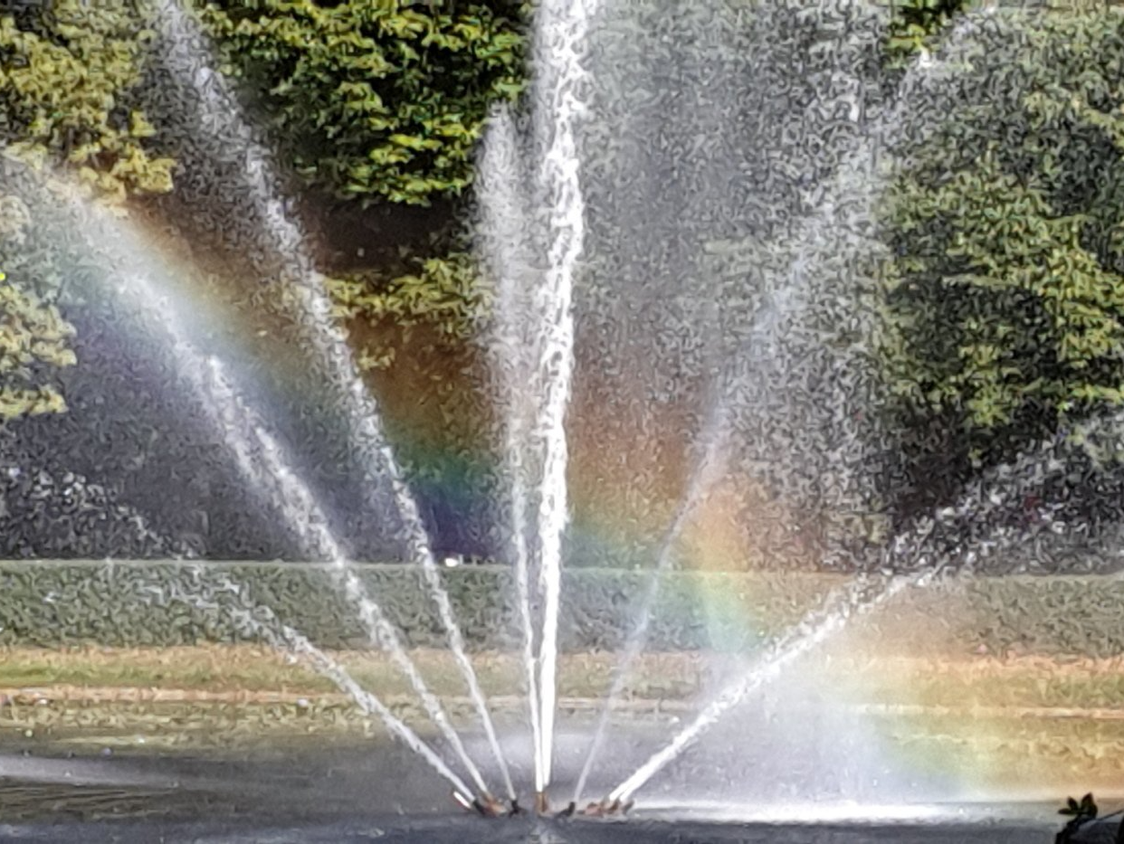 Regenbogenfarben im Springbrunnen symbolisieren Vielfalt und Diversität