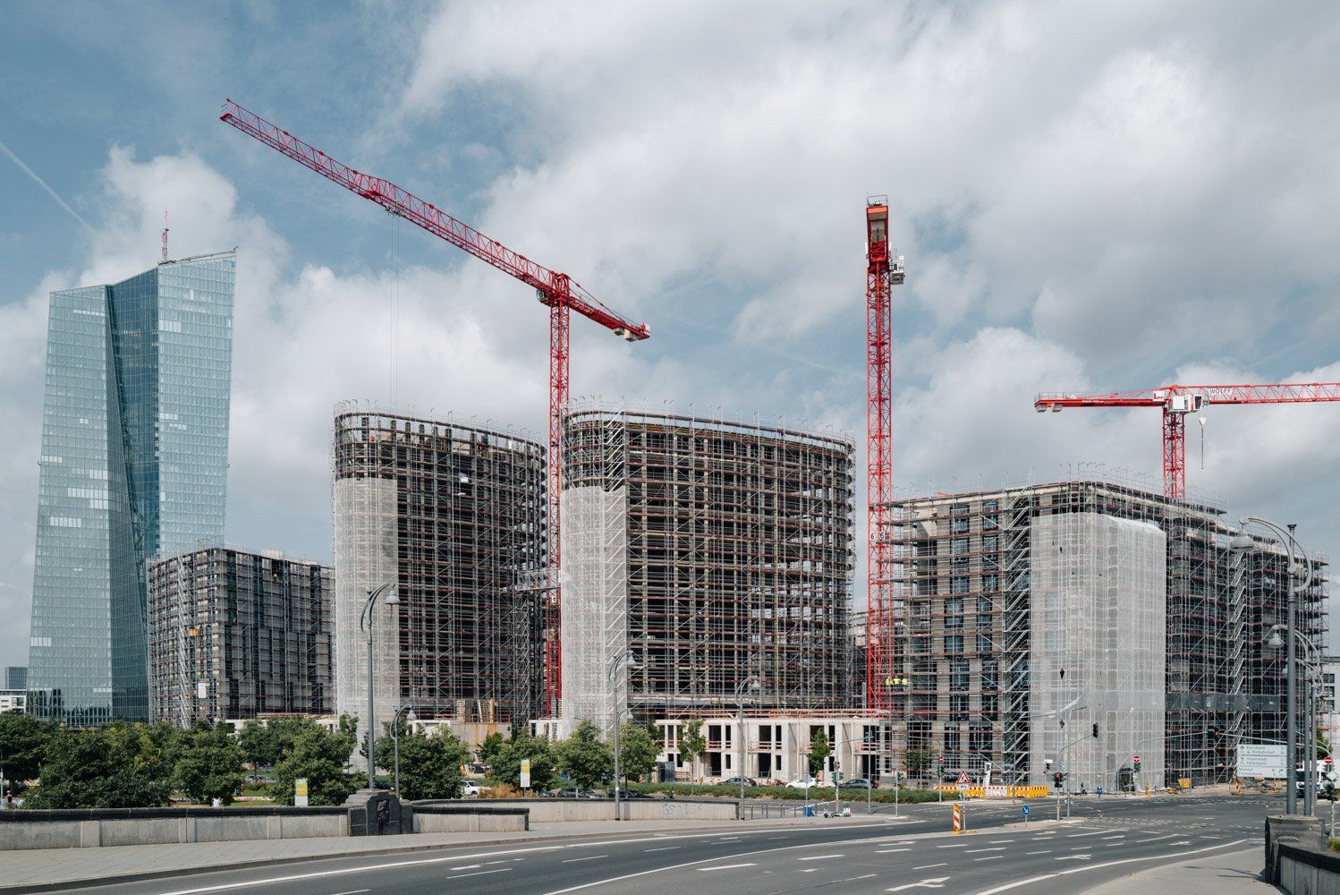 Fotokunst mit Kränen auf Baustelle in Frankfurt am Main
