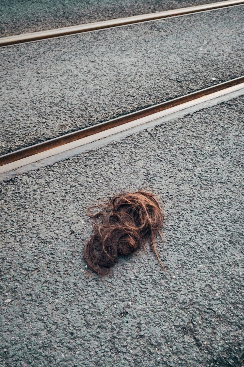 Verlorene Perücke liegt auf Straße