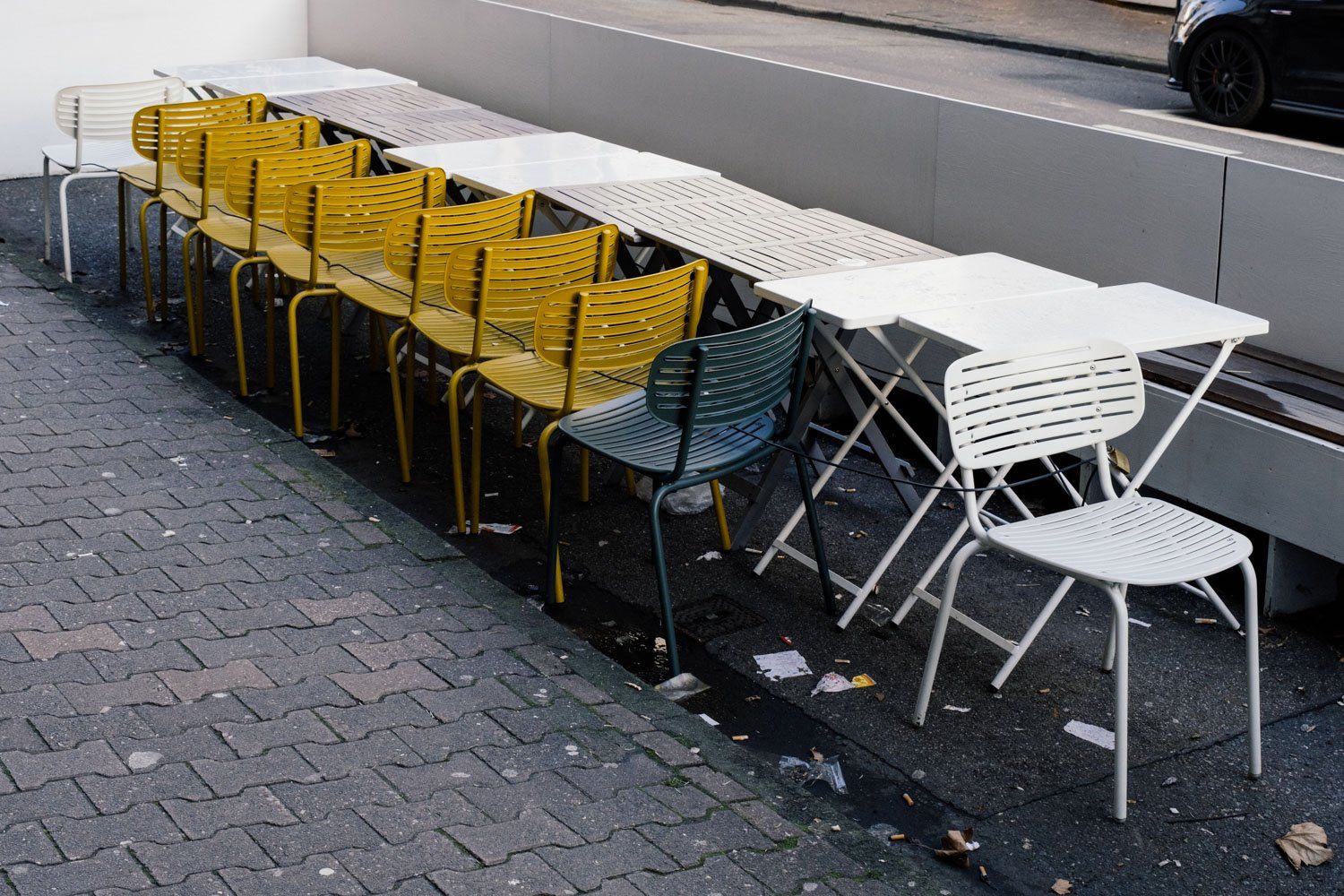 Tische und Stühle eines Restaurants