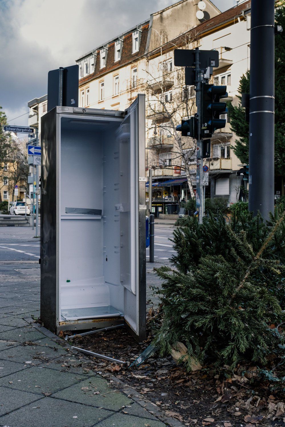 Kühlschrank und Weihnachtsbaum stehen auf der Straße
