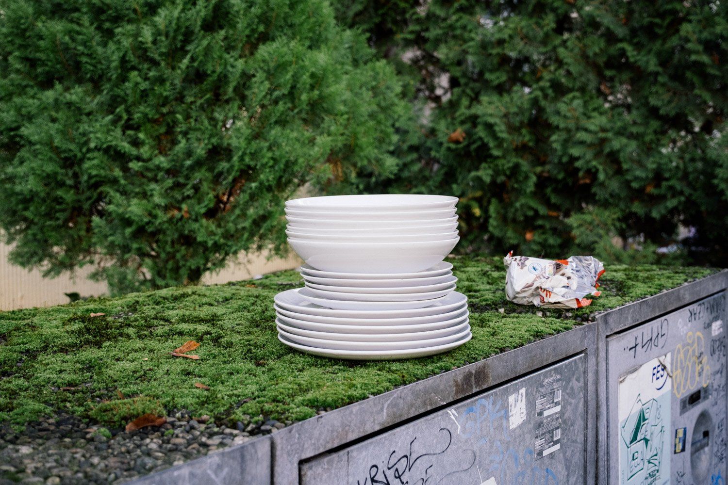Teller zum Verschenken auf Mülltonne