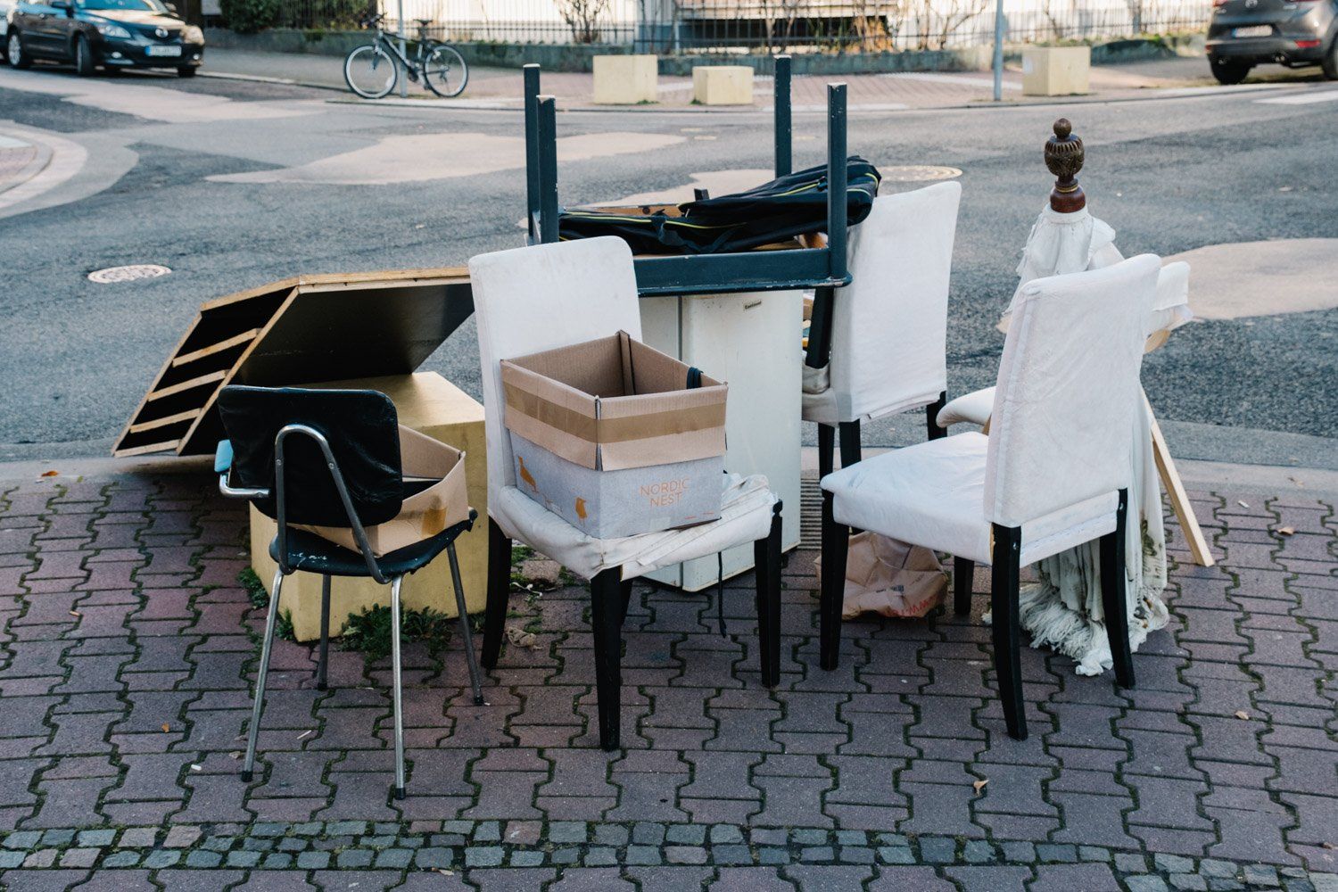 Sperrmüll steht auf der Straße