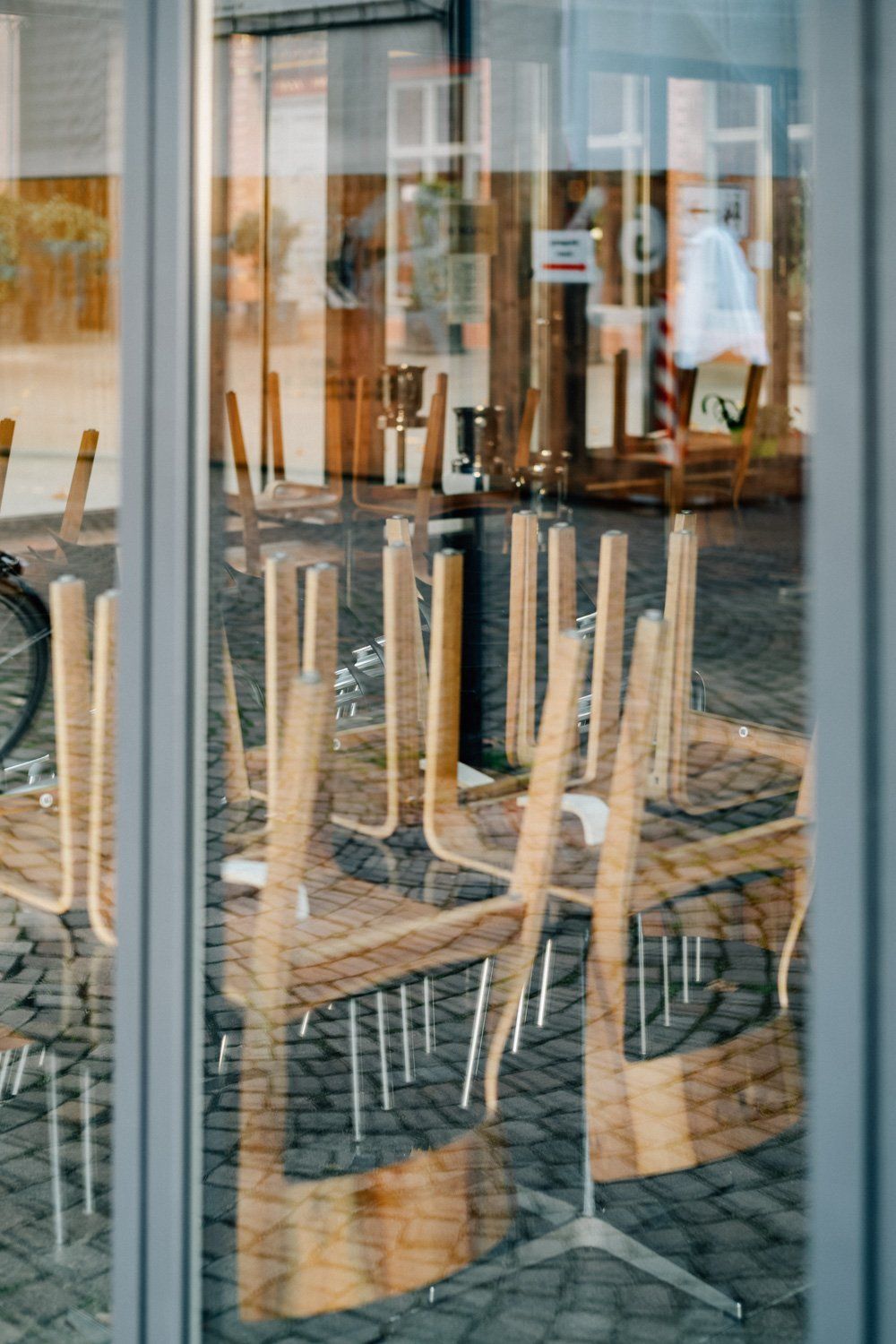Hochgestellte Stühle in einem Restaurant während Lockdown