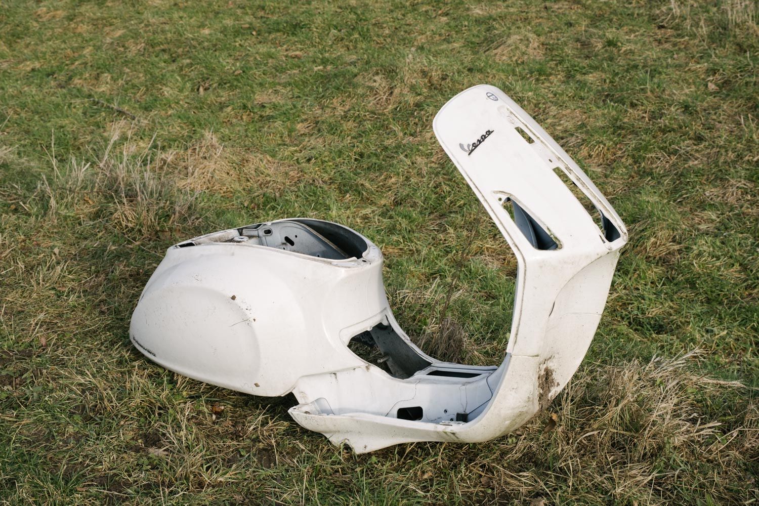 Kaputte Vespa im Gras