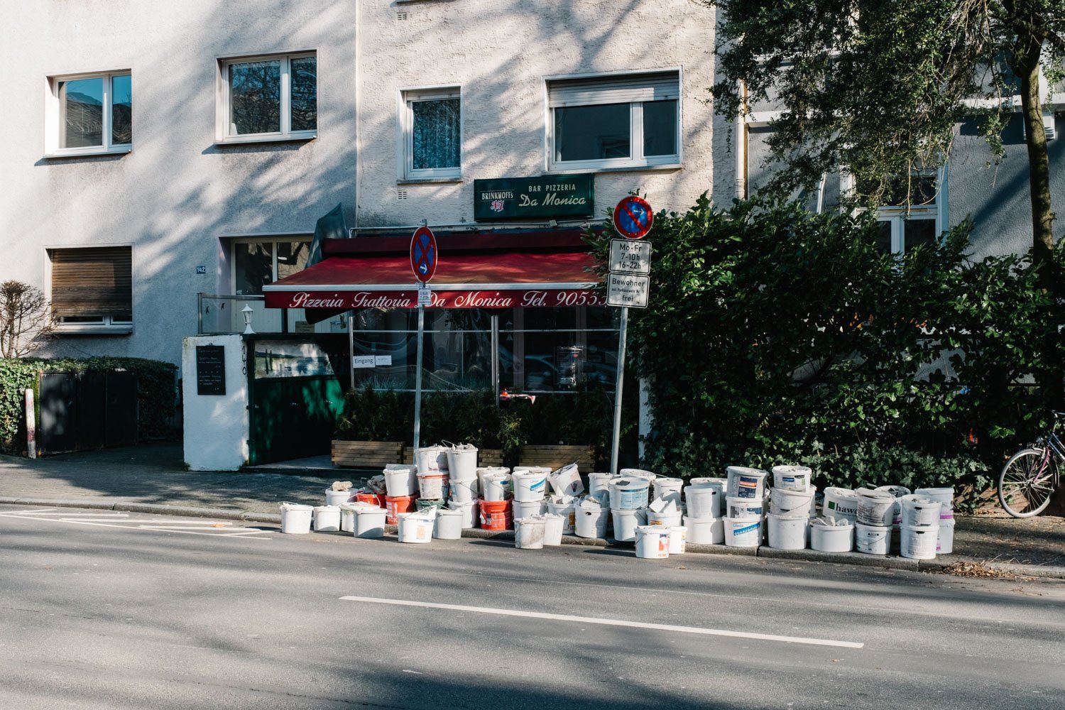 Leere Farbeimer vor einem Restaurant