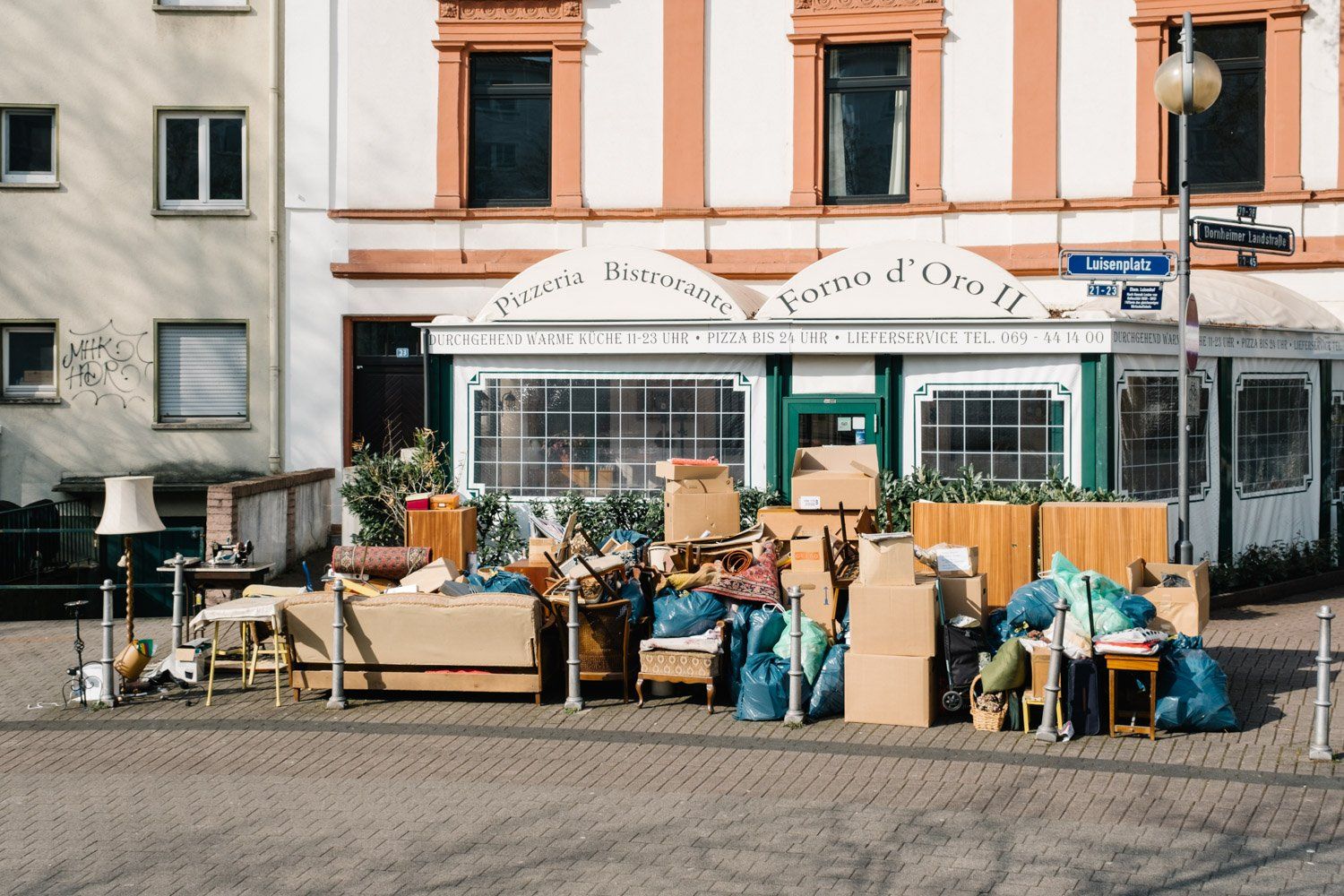 Sperrmüll vor einem Restaurant