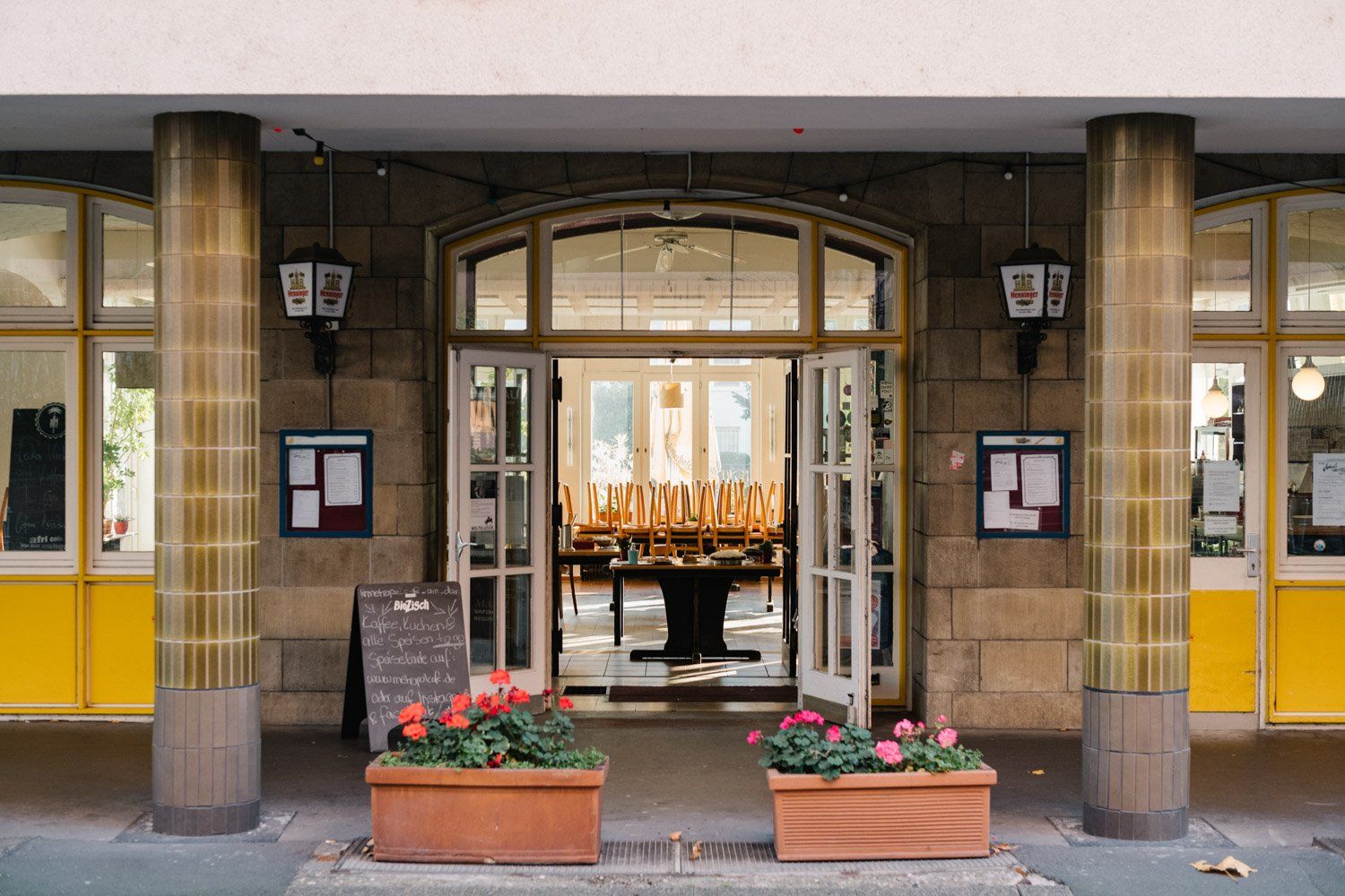 Restaurant mit Stühlen im Lockdown