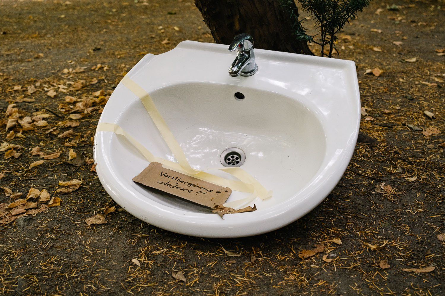 Kaputtes Waschbecken im Park