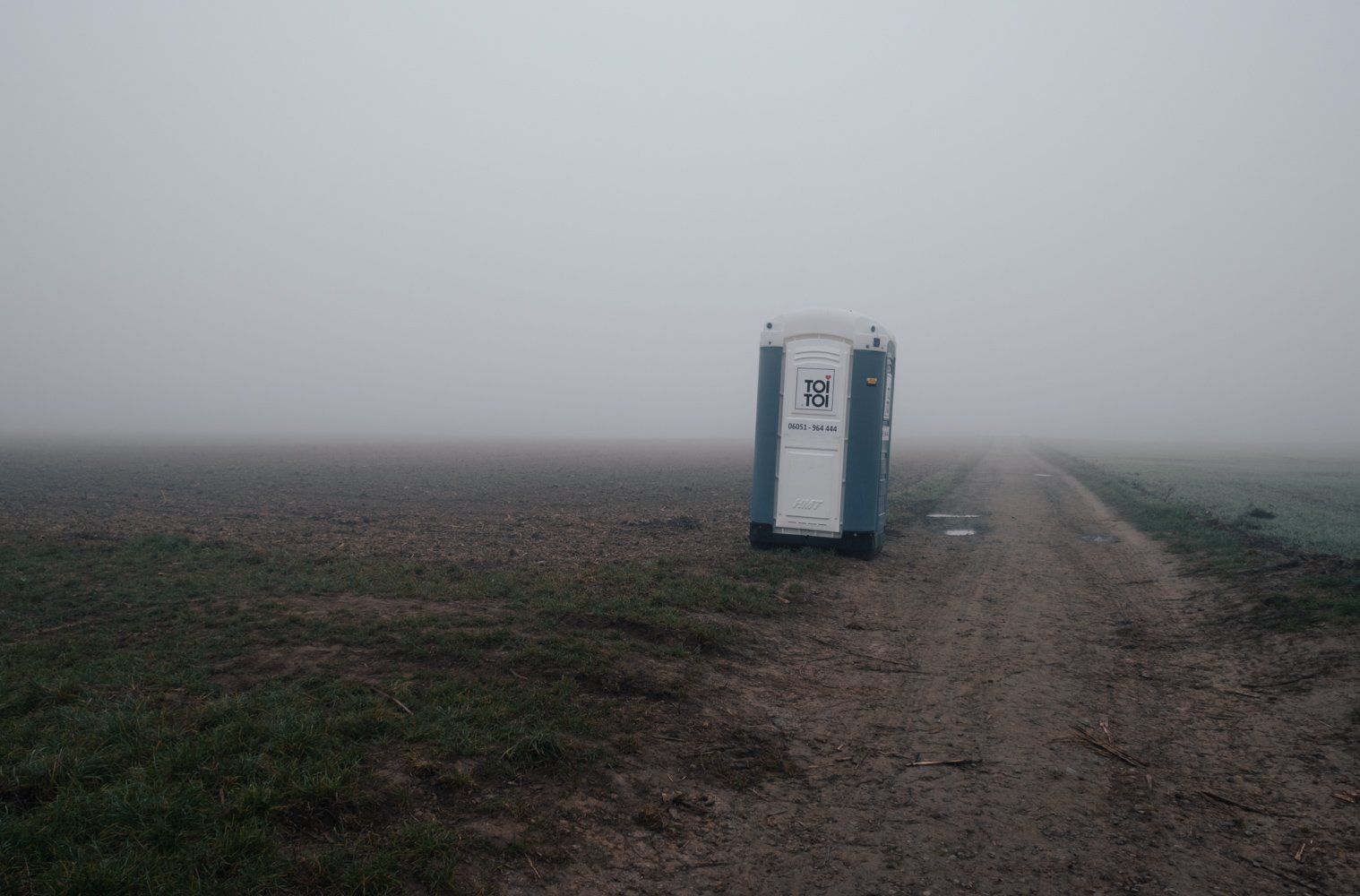 Toilettenhäuschen steht auf der Wiese