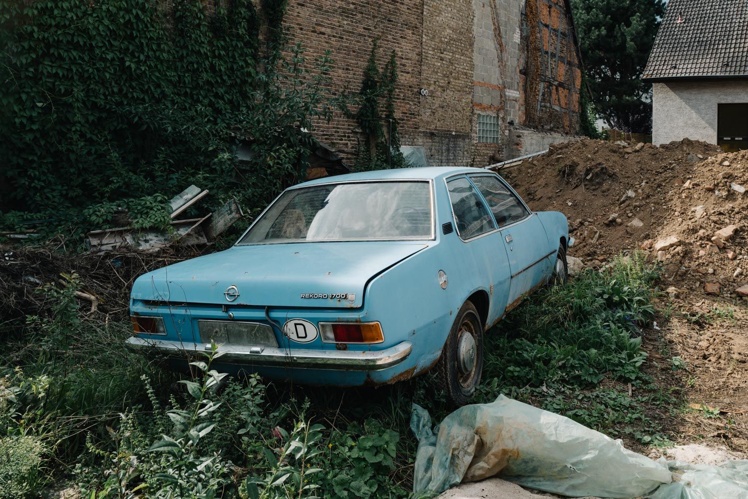 Alter Opel Rekord steht verlassen auf einem Hof