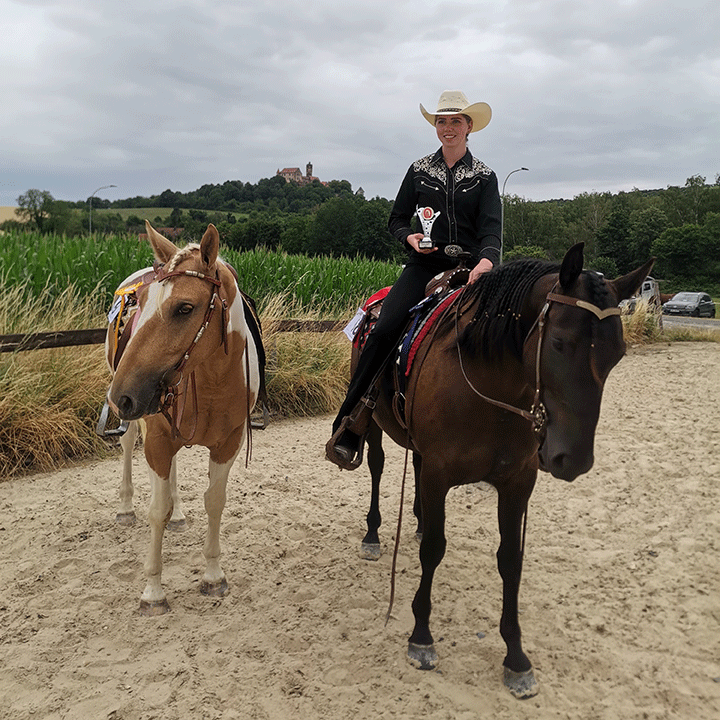 Lina Backhaus mit ihren Pferden