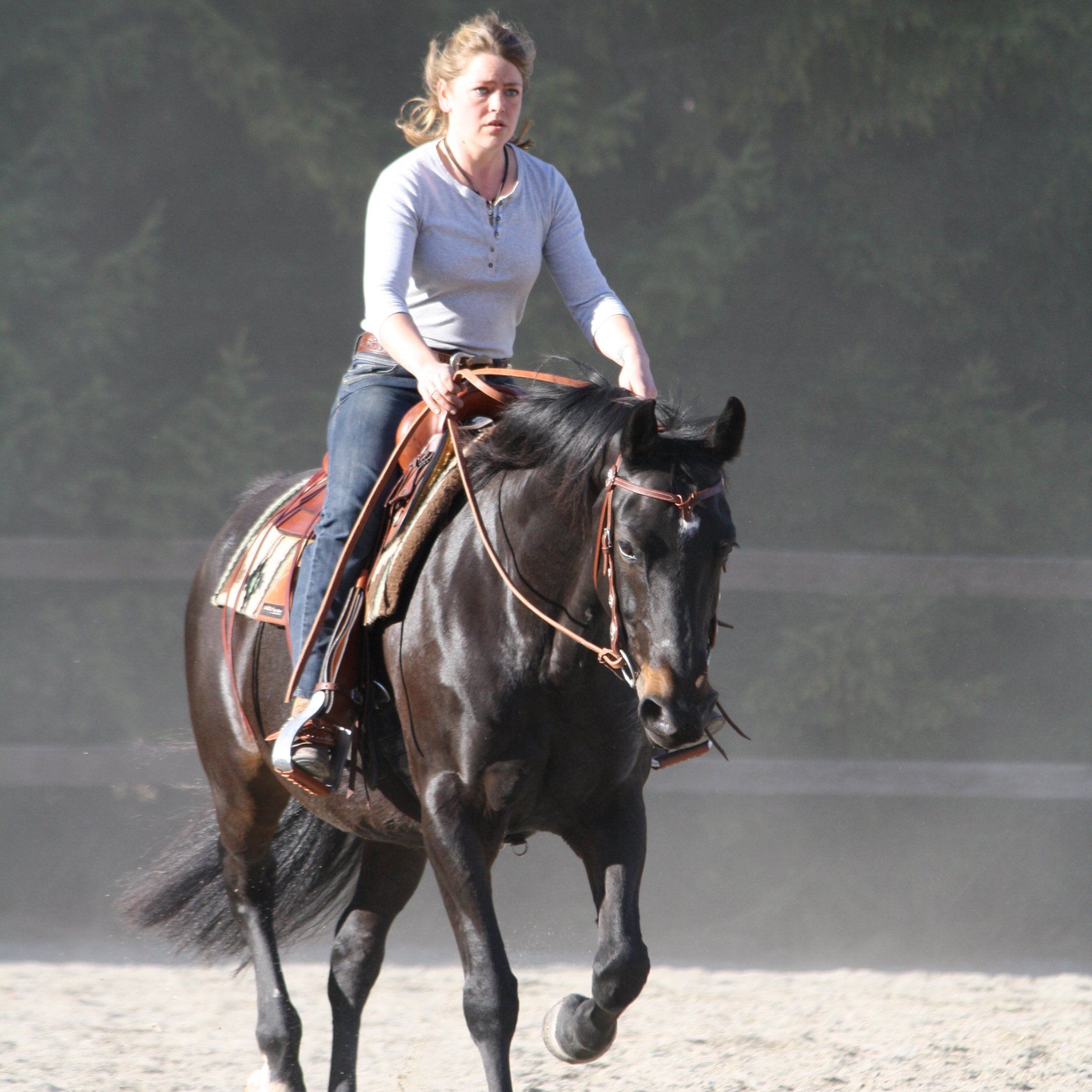 Reitlehrerin reitet auf Pferd