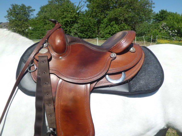 Brauner Sattel auf Pferderücken