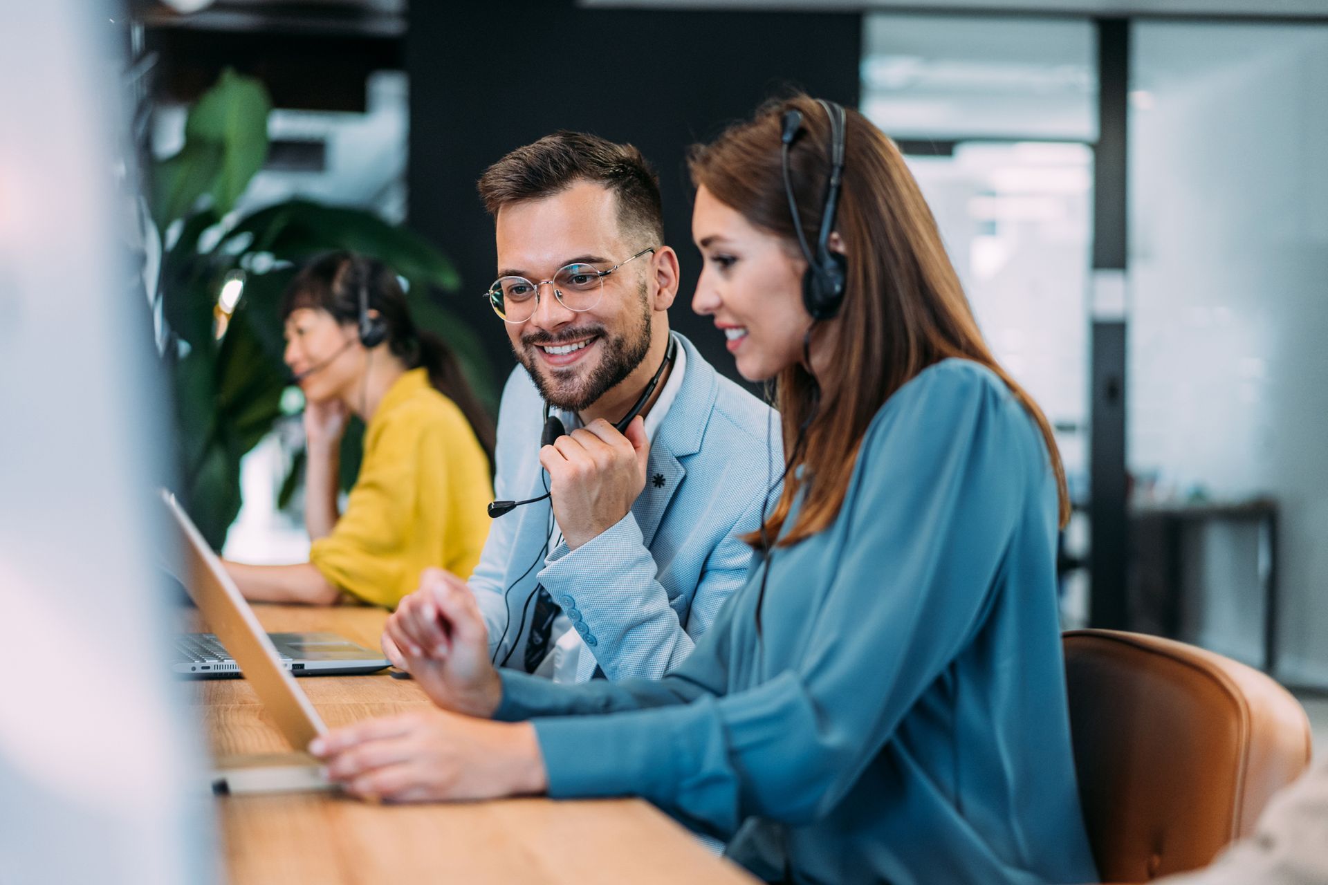 Callcenter Mitarbeiter reden über Kundenservice