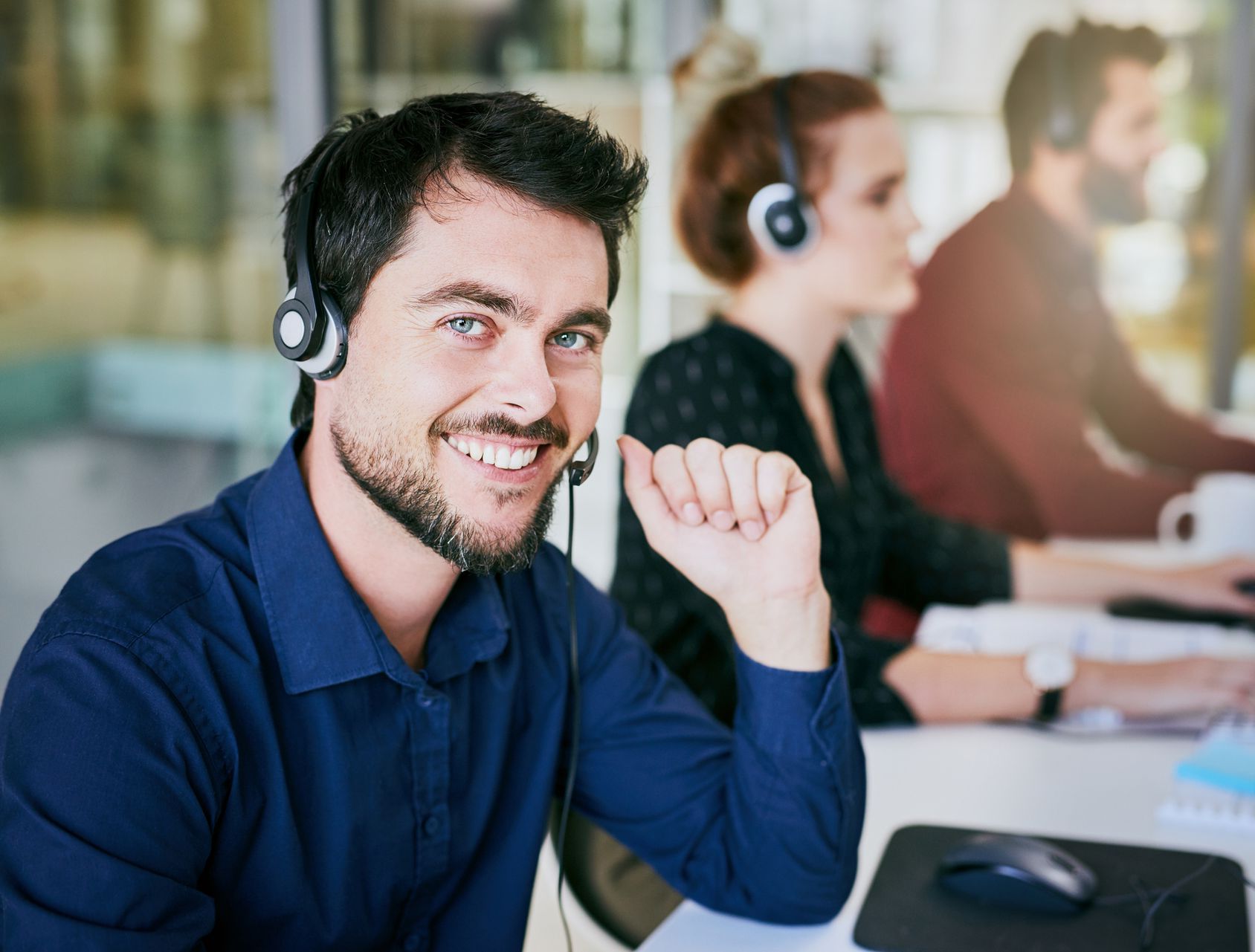 Callcenter Agent schaut in Kamera