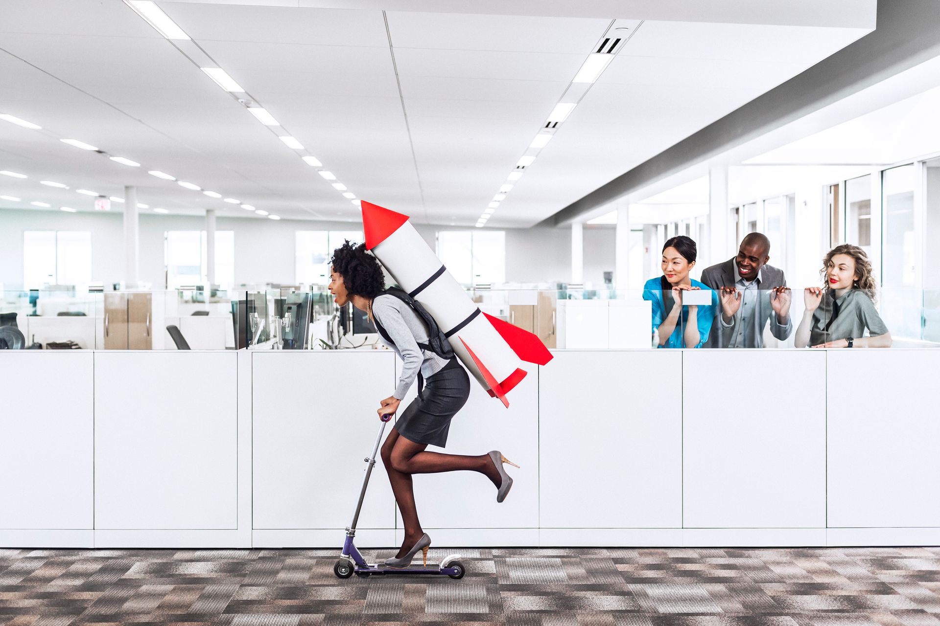 Frau mit Rakete auf dem Rücken als zeichen der Expansion