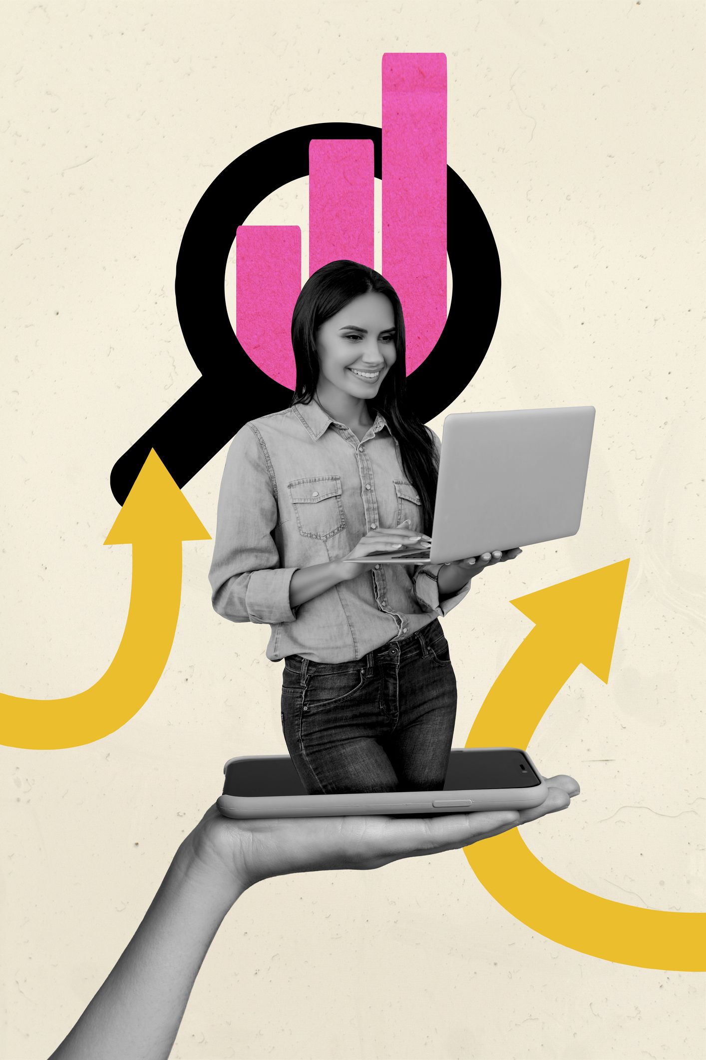 Frau mit einem Laptop und einer Grafik im Hintergrund