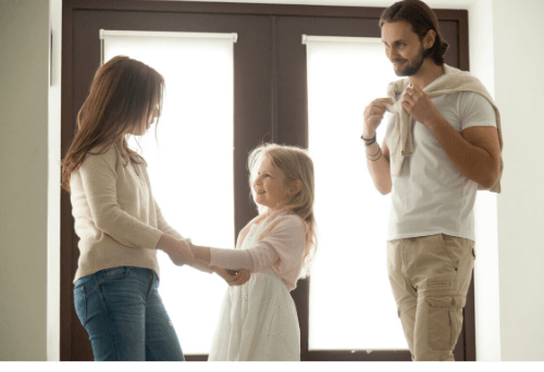 Guarda y custodia Niña despidiéndose de madre mientras padre espera en la puerta