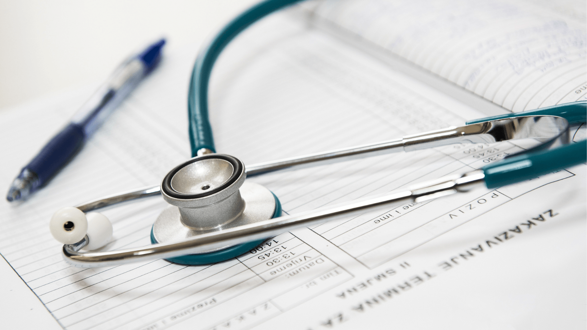 Informe pericial falsa baja laboral Estetoscopio sobre informe médico