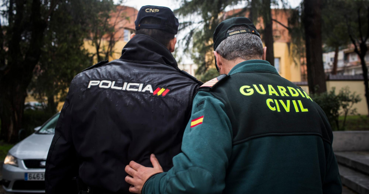 policía nacional y guardia civil caminando de espaldas