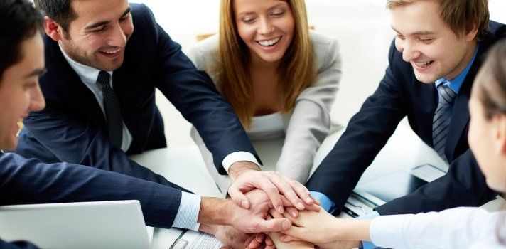 Grupo de personas trabajando en equipo